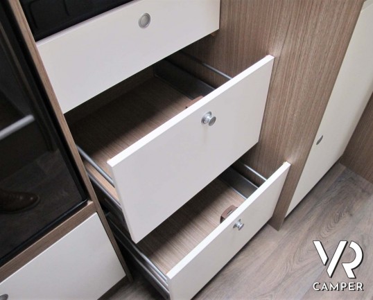 Carado T 448 - camper semintegrale ex-noleggio con letti gemelli posteriori e letto basculante ampio, bagno e doccia separati. In vendita da Italia VR