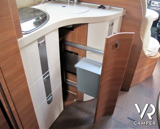 Carthago Chic C-Line I 4.2 DB - camper motorhome nuovo, con letto matrimoniale trasversale e letto basculante elettrico, garage, pacchetto Super. In v