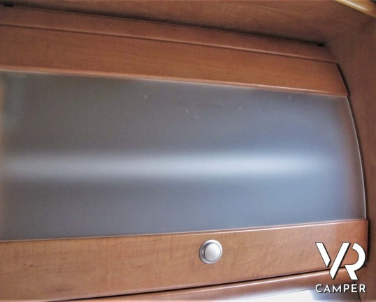 Carthago Chic I 47 - camper motorhome usato 4 posti letto, con letto matrimoniale, dotato di antenna satellitare automatica, tv, veranda, gancio di tr