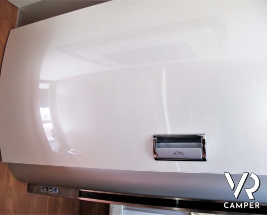 Laika Kreos 5009: camper semintegrale usato con garage, letti gemelli e basculante, 4 posti. Dotato di veranda, antenna satellitare, inverter, portamo