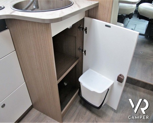 Carado T 448 - camper semintegrale ex-noleggio con letti gemelli posteriori e letto basculante ampio, bagno e doccia separati. In vendita da Italia VR