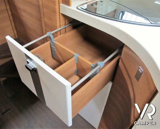 Carthago Chic C-Line I 4.2 DB - camper motorhome nuovo, con letto matrimoniale trasversale e letto basculante elettrico, garage, pacchetto Super. In v