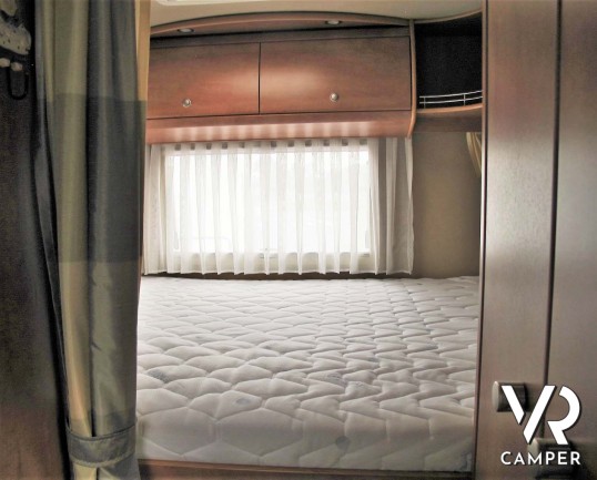 Carthago Chic I 47 - camper motorhome usato 4 posti letto, con letto matrimoniale, dotato di antenna satellitare automatica, tv, veranda, gancio di tr