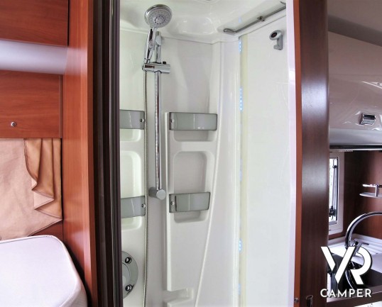 Laika Kreos 5009: camper semintegrale usato con garage, letti gemelli e basculante, 4 posti. Dotato di veranda, antenna satellitare, inverter, portamo