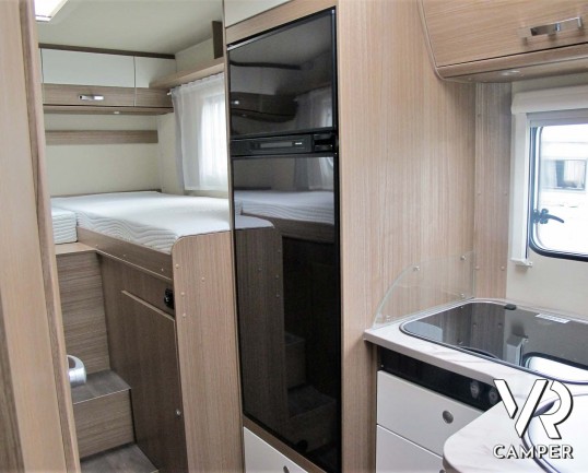 Carado T 448 - camper semintegrale ex-noleggio con letti gemelli posteriori e letto basculante ampio, bagno e doccia separati. In vendita da Italia VR