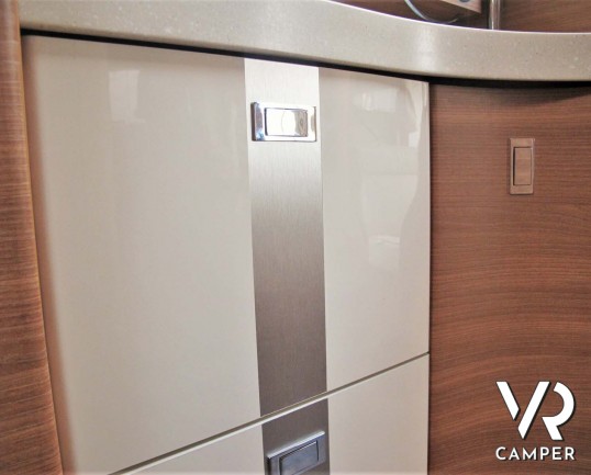 Carthago Chic C-Line I 4.2 DB - camper motorhome nuovo, con letto matrimoniale trasversale e letto basculante elettrico, garage, pacchetto Super. In v