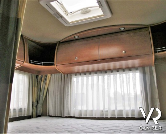 Carthago Chic I 47 - camper motorhome usato 4 posti letto, con letto matrimoniale, dotato di antenna satellitare automatica, tv, veranda, gancio di tr