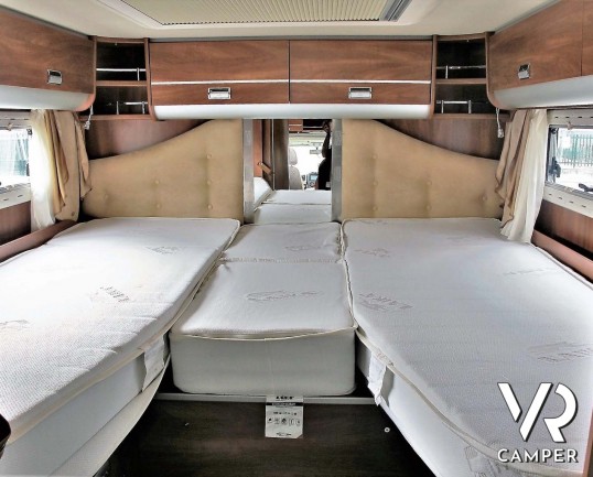 Laika Kreos 5009: camper semintegrale usato con garage, letti gemelli e basculante, 4 posti. Dotato di veranda, antenna satellitare, inverter, portamo