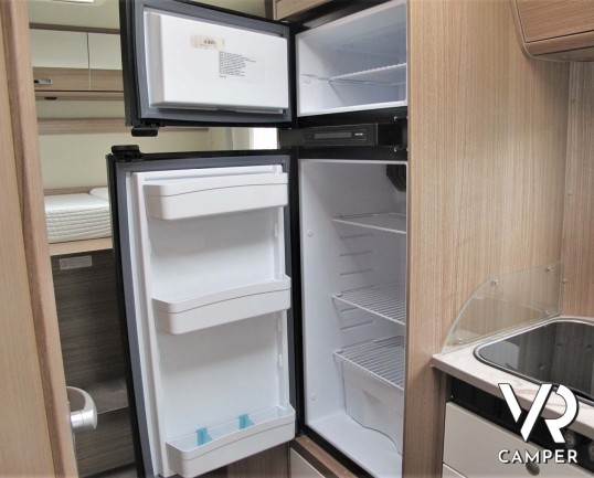 Carado T 448 - camper semintegrale ex-noleggio con letti gemelli posteriori e letto basculante ampio, bagno e doccia separati. In vendita da Italia VR