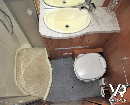 Carthago Chic I 47 - camper motorhome usato 4 posti letto, con letto matrimoniale, dotato di antenna satellitare automatica, tv, veranda, gancio di tr