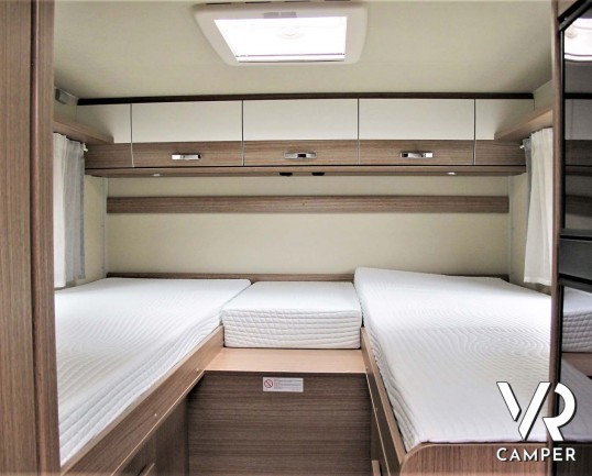 Carado T 448 - camper semintegrale ex-noleggio con letti gemelli posteriori e letto basculante ampio, bagno e doccia separati. In vendita da Italia VR