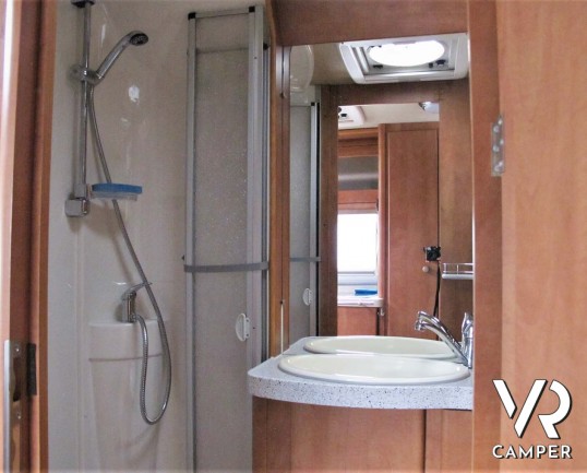 Carthago Chic I 47 - camper motorhome usato 4 posti letto, con letto matrimoniale, dotato di antenna satellitare automatica, tv, veranda, gancio di tr