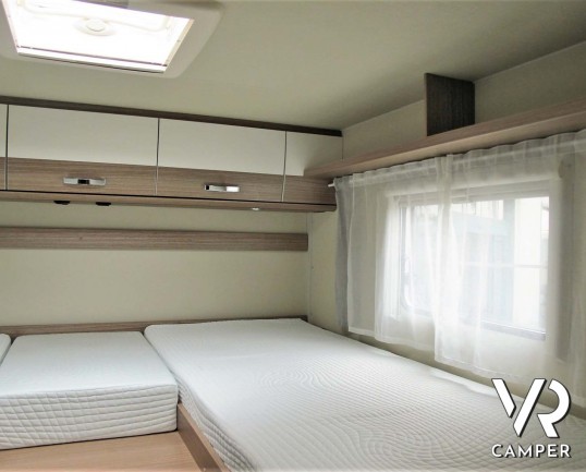 Carado T 448 - camper semintegrale ex-noleggio con letti gemelli posteriori e letto basculante ampio, bagno e doccia separati. In vendita da Italia VR