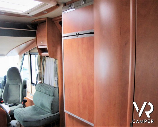 Carthago Chic I 47 - camper motorhome usato 4 posti letto, con letto matrimoniale, dotato di antenna satellitare automatica, tv, veranda, gancio di tr