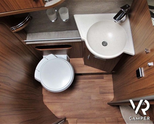 Hymer B 594 PL - camper usato motorhome 4 posti, su Fiat Ducato 150 CV. In esposizione alla sede Italia VR in via Volta 29, Druento - Torino