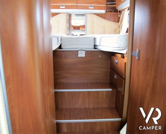 Laika Kreos 5009: camper semintegrale usato con garage, letti gemelli e basculante, 4 posti. Dotato di veranda, antenna satellitare, inverter, portamo