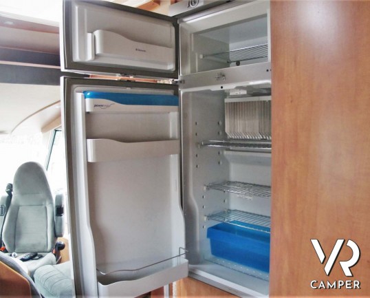 Carthago Chic I 47 - camper motorhome usato 4 posti letto, con letto matrimoniale, dotato di antenna satellitare automatica, tv, veranda, gancio di tr