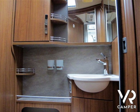 Hymer B 594 PL - camper usato motorhome 4 posti, su Fiat Ducato 150 CV. In esposizione alla sede Italia VR in via Volta 29, Druento - Torino