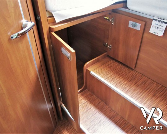 Laika Kreos 5009: camper semintegrale usato con garage, letti gemelli e basculante, 4 posti. Dotato di veranda, antenna satellitare, inverter, portamo