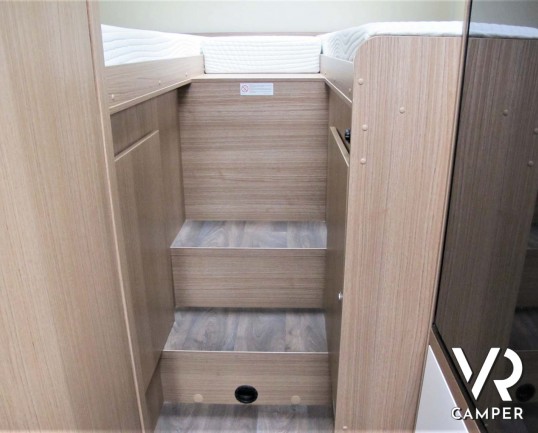 Carado T 448 - camper semintegrale ex-noleggio con letti gemelli posteriori e letto basculante ampio, bagno e doccia separati. In vendita da Italia VR