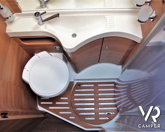 Carthago Chic C-Line I 4.2 DB - camper motorhome nuovo, con letto matrimoniale trasversale e letto basculante elettrico, garage, pacchetto Super. In v