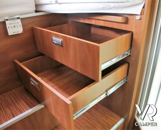 Laika Kreos 5009: camper semintegrale usato con garage, letti gemelli e basculante, 4 posti. Dotato di veranda, antenna satellitare, inverter, portamo