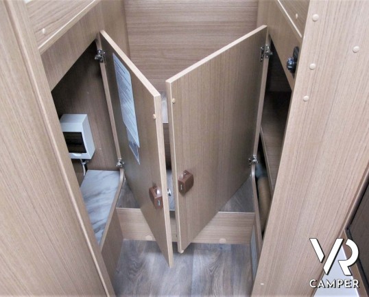 Carado T 448 - camper semintegrale ex-noleggio con letti gemelli posteriori e letto basculante ampio, bagno e doccia separati. In vendita da Italia VR