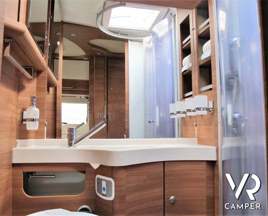Carthago Chic C-Line I 4.2 DB - camper motorhome nuovo, con letto matrimoniale trasversale e letto basculante elettrico, garage, pacchetto Super. In v