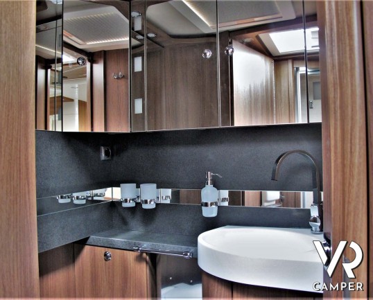 Carthago Chic e-line I 51 QB: camper nuovo motorhome modello 2021, 4 posti letto. Su Fiat Ducato 178 CV con cambio automatico, telaio ribassato AL-KO.