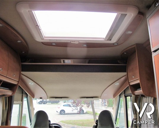 Carthago Chic I 47 - camper motorhome usato 4 posti letto, con letto matrimoniale, dotato di antenna satellitare automatica, tv, veranda, gancio di tr