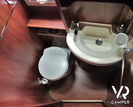 Laika Kreos 5009: camper semintegrale usato con garage, letti gemelli e basculante, 4 posti. Dotato di veranda, antenna satellitare, inverter, portamo