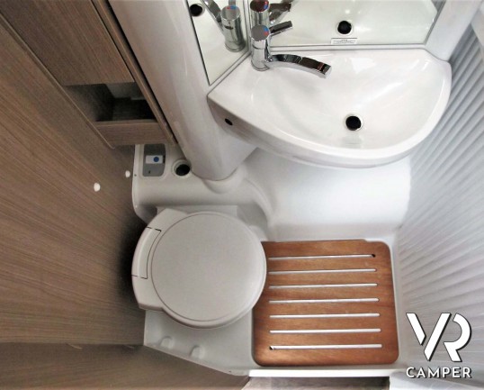 Carado T 448 - camper semintegrale ex-noleggio con letti gemelli posteriori e letto basculante ampio, bagno e doccia separati. In vendita da Italia VR