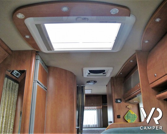 Carthago Chic I 47 - camper motorhome usato 4 posti letto, con letto matrimoniale, dotato di antenna satellitare automatica, tv, veranda, gancio di tr