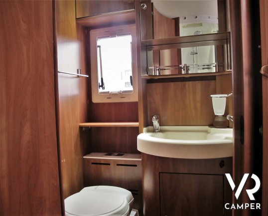 Laika Kreos 5009: camper semintegrale usato con garage, letti gemelli e basculante, 4 posti. Dotato di veranda, antenna satellitare, inverter, portamo