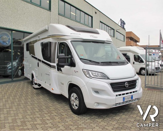 Carado T 448 - camper semintegrale ex-noleggio con letti gemelli posteriori e letto basculante ampio, bagno e doccia separati. In vendita da Italia VR