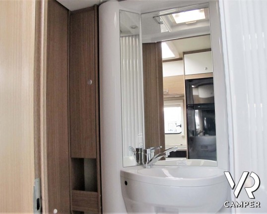 Carado T 448 - camper semintegrale ex-noleggio con letti gemelli posteriori e letto basculante ampio, bagno e doccia separati. In vendita da Italia VR