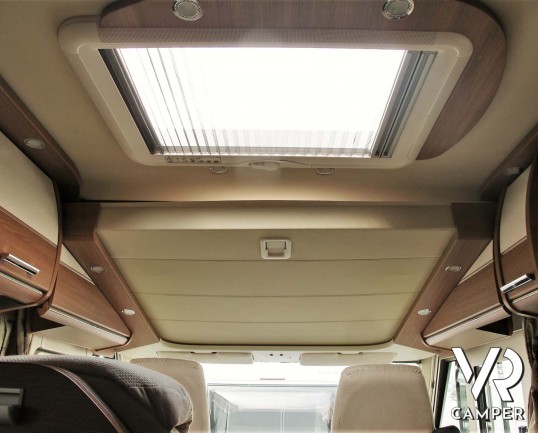 Carthago Chic C-Line I 4.2 DB - camper motorhome nuovo, con letto matrimoniale trasversale e letto basculante elettrico, garage, pacchetto Super. In v