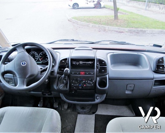 Carthago Chic I 47 - camper motorhome usato 4 posti letto, con letto matrimoniale, dotato di antenna satellitare automatica, tv, veranda, gancio di tr