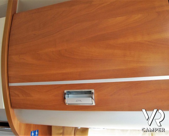 Laika Kreos 5009: camper semintegrale usato con garage, letti gemelli e basculante, 4 posti. Dotato di veranda, antenna satellitare, inverter, portamo