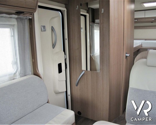 Carado T 448 - camper semintegrale ex-noleggio con letti gemelli posteriori e letto basculante ampio, bagno e doccia separati. In vendita da Italia VR
