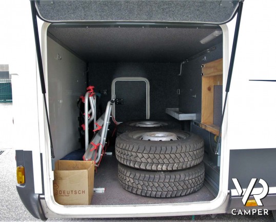 Carthago Chic I 47 - camper motorhome usato 4 posti letto, con letto matrimoniale, dotato di antenna satellitare automatica, tv, veranda, gancio di tr