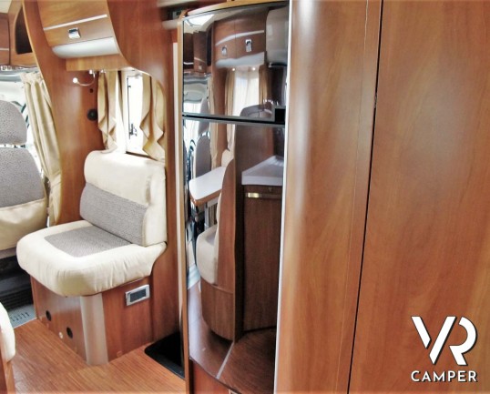 Laika Kreos 5009: camper semintegrale usato con garage, letti gemelli e basculante, 4 posti. Dotato di veranda, antenna satellitare, inverter, portamo