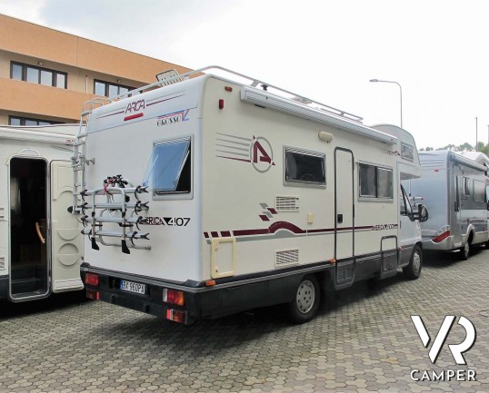 Arca America 407 - camper mansardato usato con 7 posti letto, dotato di veranda, portabici, portatutto, antenna tv, climatizzatore. Su Fiat Ducato 127