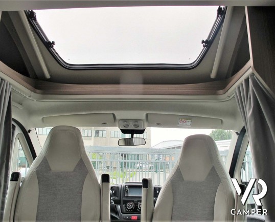 Carado T 448 - camper semintegrale ex-noleggio con letti gemelli posteriori e letto basculante ampio, bagno e doccia separati. In vendita da Italia VR