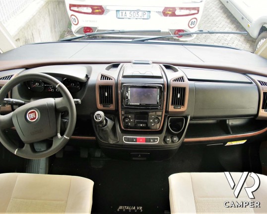 Carthago Chic C-Line I 4.2 DB - camper motorhome nuovo, con letto matrimoniale trasversale e letto basculante elettrico, garage, pacchetto Super. In v