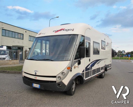 Carthago Chic I 47 - camper motorhome usato 4 posti letto, con letto matrimoniale, dotato di antenna satellitare automatica, tv, veranda, gancio di tr