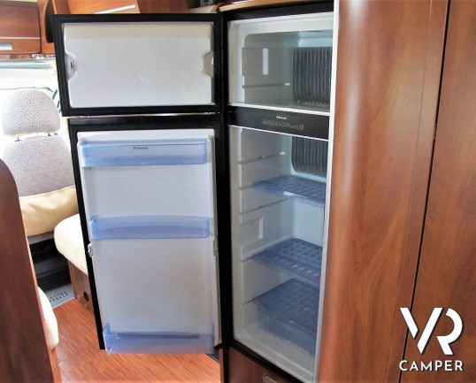 Laika Kreos 5009: camper semintegrale usato con garage, letti gemelli e basculante, 4 posti. Dotato di veranda, antenna satellitare, inverter, portamo