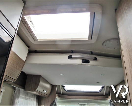 Carado T 448 - camper semintegrale ex-noleggio con letti gemelli posteriori e letto basculante ampio, bagno e doccia separati. In vendita da Italia VR