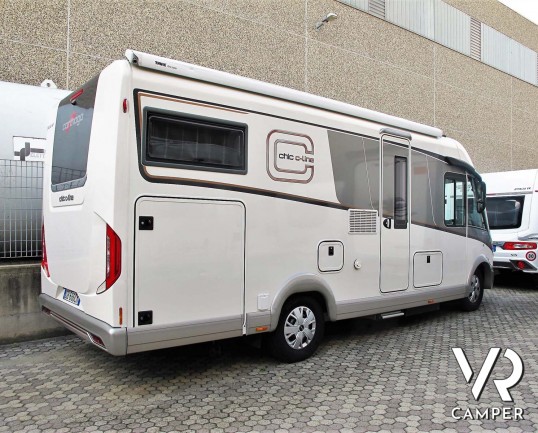 Carthago Chic C-Line I 4.2 DB - camper motorhome nuovo, con letto matrimoniale trasversale e letto basculante elettrico, garage, pacchetto Super. In v