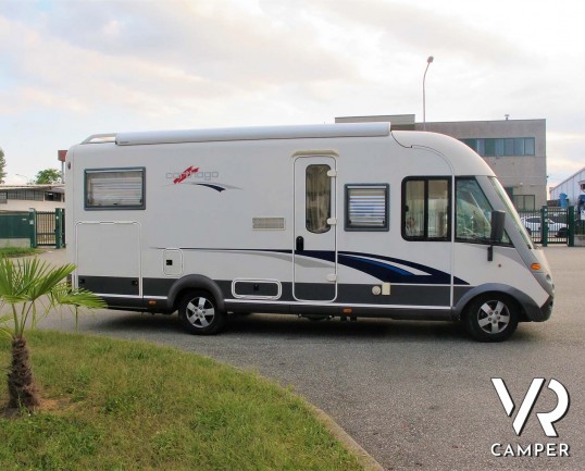 Carthago Chic I 47 - camper motorhome usato 4 posti letto, con letto matrimoniale, dotato di antenna satellitare automatica, tv, veranda, gancio di tr